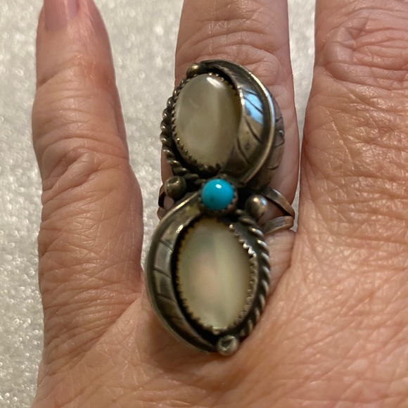 Old Pawn Mother of Pearl and Turquoise Ring - Picture 13 of 13